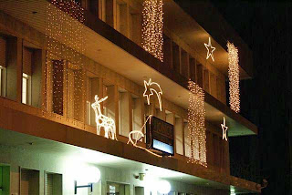 Fachada de la sede de la Dirección Administrativa de Huelva iluminada de Navidad