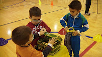 Niños jugando con el cofre del tesoro durante una de las actividades realizadas en las jornadas