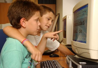 Dos alumnos atentos al ordenador