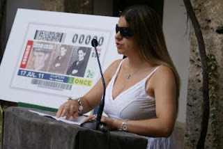 Noelia Capel, leyendo en braille el poema