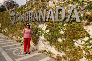 Noelia, a las puertas de la sede central de Caja Granada