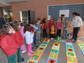 Los participantes se sitúan alrededor del tablero de la Oca para tirar los dados y mover sus fichas