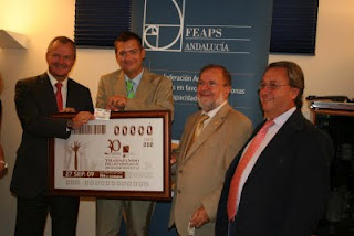 Julio Coca y Patricio Cárceles comparten un cupón con los responsables de FEAPS en Andalucía