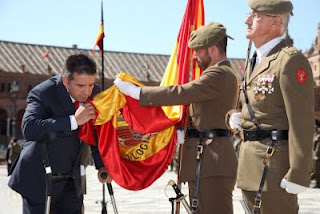 El subdelegado territorial de la ONCE en Andalucía, Francisco Arroyo, besa la bandera de España