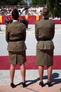 El director de la ONCE en Málaga, Cristóbal Martínez, besando la bandera española
