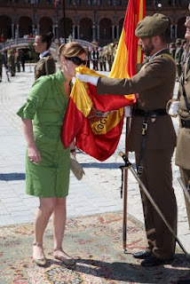 El delegado de la ONCE en Andalucía, Patricio Cárceles, besa la bandera de España en el acto