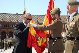 La directora de la agencia de Alcalá de Guadaíra, Inma Gutiérrez, besa la bandera de España