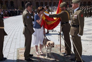 El director de la ONCE en Granada, Alberto Morillas, besa la bandera de España