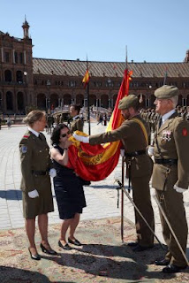 La directora del Centro de Recursos Educativos de Sevilla, Amparo Cruz, besando la bandera de España