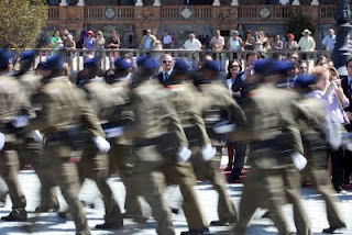 Desfile de una de las unidades militares presentes en la Jura de Bandera