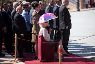 Imagen de la Duquesa de Alba durante la Jura de Bandera