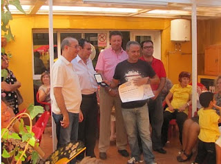Entrega de la medalla de los 25 años durante el día de la ONCE en Melilla