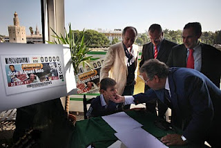 Zoido, Soto, Cárceles y Ventura se acercan emocionados a Mati tras la lectura de 'Cuando vuelva a Sevilla en Primavera' para felicitarlo