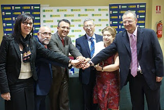 Foto de familia de los máximos responsables de la ONCE con el alcalde de La Línea uniendo sus manos