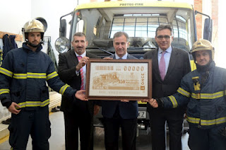 El director de la ONCE en Jerez, Jaime Hernández,el presidente del Consorcio Provincial de Bomberos, Fernando García, el delegado de Personal, Seguridad y Movilidad, Javier Durá y dos miembros del cuerpo durante la presentación del cupón dedicado al aniversario del Parque de Bomberos