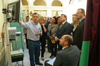 Las autoridades escuchan las explicaciones de uno de los técnicos en el módulo de informática