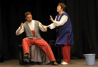 Dos actores de Orozú en plena interpretación