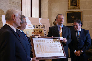El Hermano Mayor de la Hermandad de La Hiniesta, Francisco Granado, el alcalde de Sevilla, Juan Ignacio Zoido y el delegado territorial de la ONCE en Andalucía, Ceuta y Melilla, Patricio Cárceles en la presentación del cupón del 600 aniversario fundacional de la Hermandad de La Hiniesta