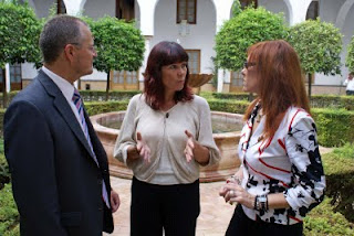 Micaela Navarro conversa con el delegado territorial y la presidenta del Consejo en el Parlamento