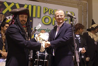 El delegado territorial entrega el premio al máximo representante del G-15, de la comparsa del G-15