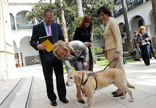 La presidenta del Parlamento acaricia la perra guía de la vicepresidenta primera del Consejo Territorial