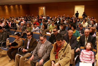 Aspecto del salón de actos de Cajasol lleno de público