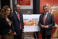 El consejero de Cultura de la Junta de Andalucía, Paulino Plata, la directora de la Agencia Andaluza del Flamenco, Mª Ángeles Carraso y el delegado de la ONCE en Andalucía, Patricio Cárceles, junto a la imagen del cupón que se va a dedicar al flamenco Cárceles