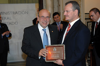 El subdelegado del Gobierno en Granada entrega la placa al delegado territorial de la ONCE
