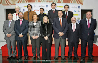 Foto de familia de los deportistas paralímpicos con sus padrinos y el presidente del Comité Paralímpico Español
