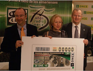 La presidenta del Parlamento, el alcalde de Almería y el delegado de la ONCE en Andalucía sostienen la imagen del cupón de Onda Cero