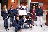 Foto de familia de los deportistas paralímpicos con el delegado de la ONCE y el presidente de la Fundación Andalucía Olímpica