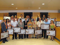 El presidente de la Diputación de Sevilla y el delegado territorial de la ONCE posan con los alcaldes que sostienen sus cupones