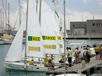 El logo ONCE preside las velas de las embarcaciones amarradas a puerto