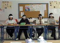 Alumnas con antifaces puestos realizando sus actividades