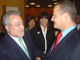 Bernat Soria y Patricio Cárceles conversan en persencia de Micaela Navarro