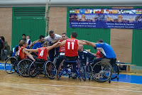 Imagen del equipo abrazado en una de las competiciones de la pasada temporada