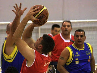 Bill Latham lanzando a canasta