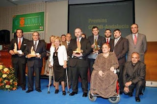 El presidente del Consejo Territorial de la ONCE con la presidenta del CERMI Andalucía y los premiados en la foto de familia