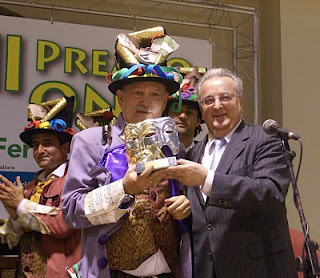 El consejero de Empleo entregando el primer premio del Fermín Salvochea de este año