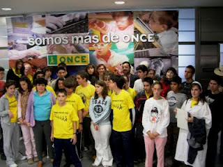 El presidente de la ONCE y la presidenta del Consejo Territorial con los participantes de las jornadas junto a un gran cartel bajo el lema 'Somos más de ONCE'