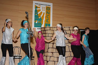 Simpática imagen de la actuación que recreó el musical de Abba