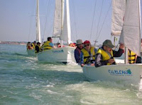 Bella imagen de las embarcaciones en pleno mar