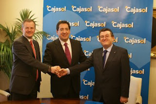 Ángel Sánchez y Patricio Cárceles se juntan las manos con Antonio Pulido tras la firma de los convenios