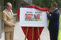 El presidente de la Diputación de Sevilla y el delegado territorial de la ONCE descubren la imagen del cupón del cante jondo