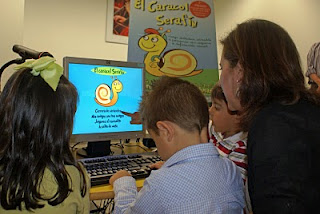 Un alumno del CRE de Sevilla probando el juego del Caracol Serafín