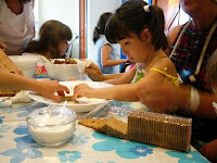 Una niña juega con la comida en la mesa
