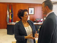 La consejera de Educación conversa con el delegado territorial en su despacho