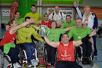 Foto de familia feliz con todos los jugadores festejando la conquista de la copa en manos del capitan