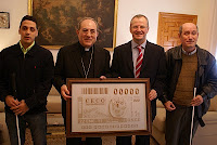 El arzobispo de Sevilla junto al delegado de la ONCE de Andalucía y los representantes de la CECO m ostrando el cupón a las cámaras