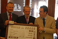 El presidente de la Diputación Provincial de Sevilla, el director de la Agencia Andaluza para el Desarrollo del Flamenco y el delegado territorial de la ONCE muestran a los medios el cupón dedicado a Antonio Mairena en su centenario